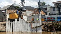 Alat berat memasang turap atau sheet pile.