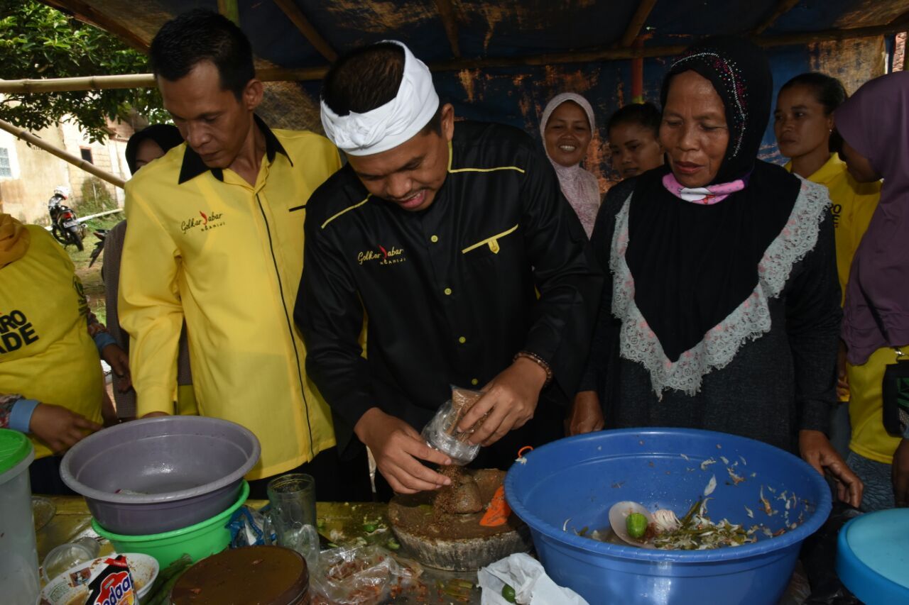 Foto: Dedi dalam acara pelantikan pengurus Golkar (Tri Ispranoto/detikcom)