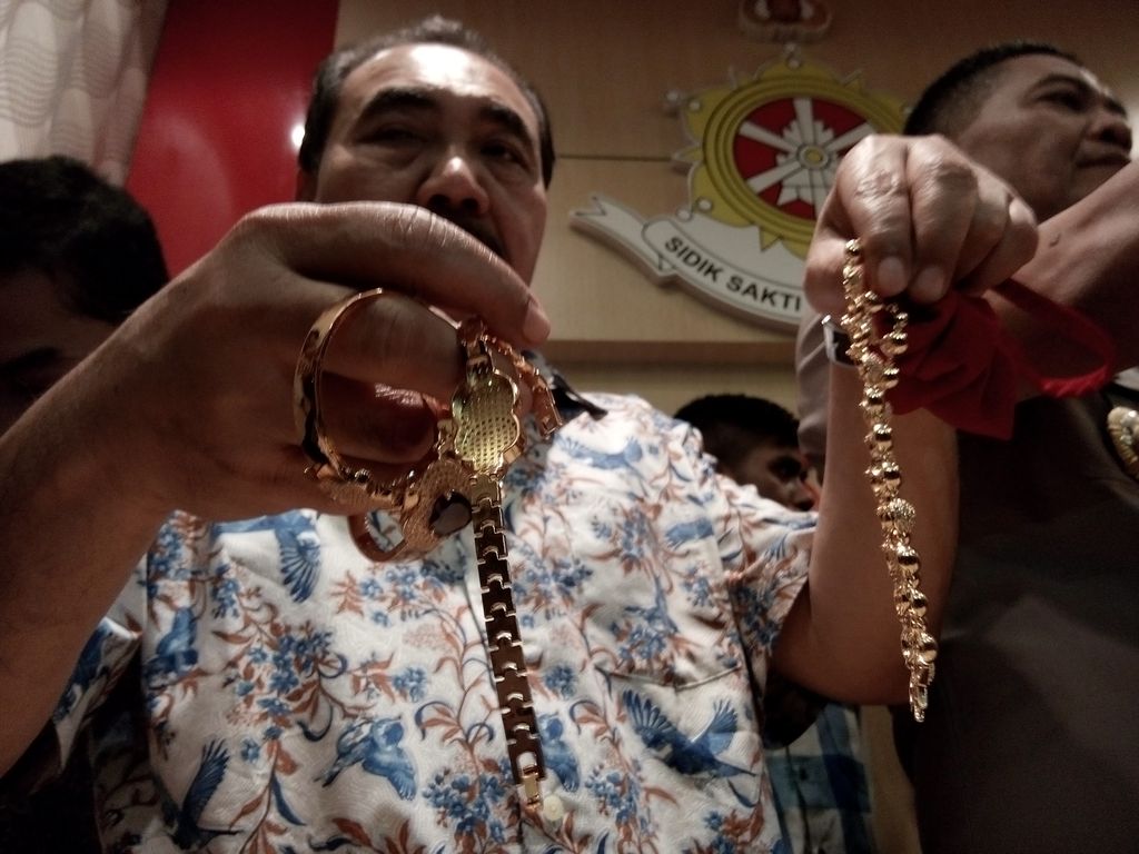 Perhiasan dari Dimas Kanjeng untuk pengikutnya