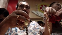 Polisi menunjukkan perhiasan yang diberikan Dimas Kanjeng kepada pengikutnya yang telah menyetorkan uang.