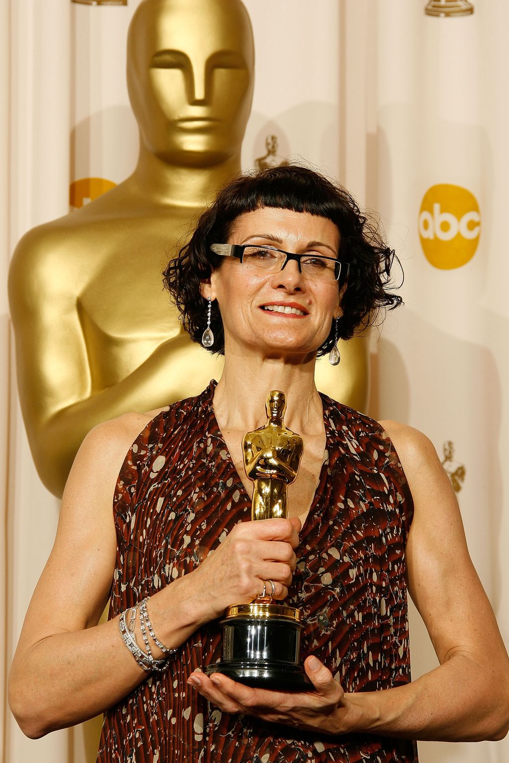 Alexandra Bryne memegang Piala Oscar. Foto: Getty Images