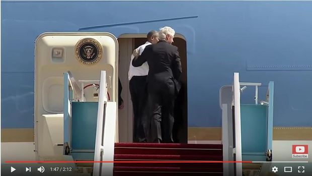 Barack Obama menunggu Bill Clinton masuk ke pesawat di Israel (Screenshot from Youtube/ABC News)