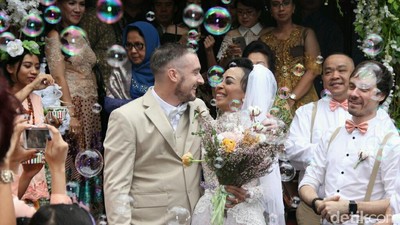 Kemeriahan Pernikahan Jono Amstrong
