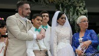 Jono memeluk anaknya yang menjadi pendamping dalam acara pernikahannya dengan Cici Foto: Ismail