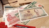 Selain perhiasan, korban juga diberikan uang, yang mata uangnya dari berbagai negara lain.