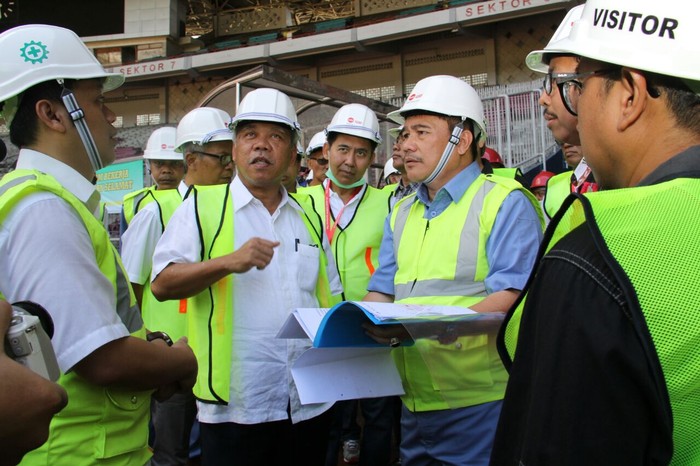 Menteri Basuki Tinjau Renovasi GBK, Optimis Selesai Oktober 2017