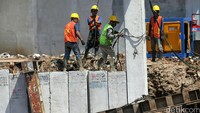 Sejumlah pekerja memasang turap atau sheet pile.
