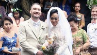 Wajah Jono langsung sumringah ketika diresmikan sebagai pasangan suami dan istri bersama Cici.