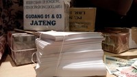 Polisi menunjukkan kertas putih polos yang disebut Dimas Kanjeng dapat berubah menjadi uang.