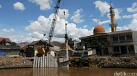 Pemprov DKI Jakarta memasang turap di Kali Ciliwung. Pemasangan turap ini merupakan bagian dari program normalisasi sungai di Jakarta.