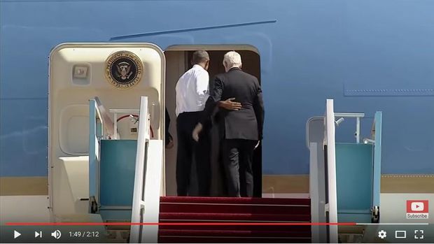Barack Obama dan Bill Clinton berjabat tangan sebelum bersama masuk ke pesawat di Israel (Screenshot from Youtube/ABC News)