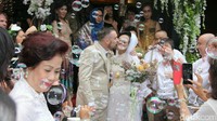 Jono mengecup pipi sang istri.