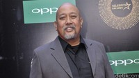 Indro Warkop datang meneria penghargaan untuk film Warkop DKI Reborn.