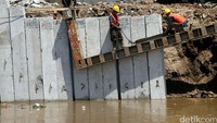 Pemasangan turap ini untuk mengatasi banjir di kawasan tersebut.