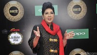 Titiek Puspa menerima Lifetime Achievement Award.