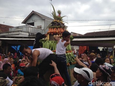 Warga Berebut Tumpeng Raksasa di Grebeg Tumpeng Suro