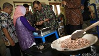 Dirjen Pembangunan Kawasan Perdesaan Johozua M. Yoltuwu meninjau proses pembuatan cokelat.
