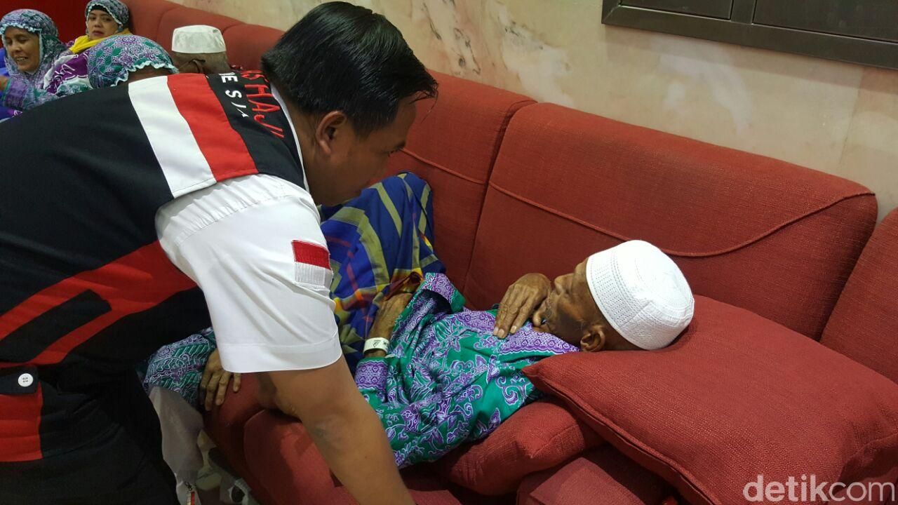 Memeriksa kondisi jemaah (Foto: Rachmadin Ismail/detikcom)