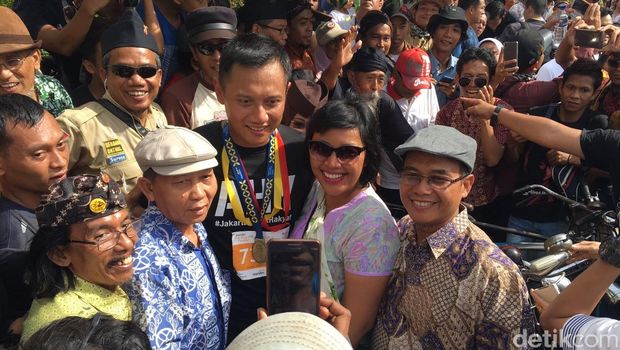Agus Harimurti dan Sylviana Murni di Car Free Day Jakarta