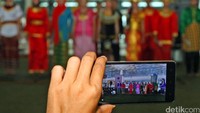 PT Angkasa Pura hadirkan tim paduan suara tak hanya untuk memperingati Hari Kesaktian Pancasila, tapi juga untuk menghibur dan memanjakan para penumpang pesawat, sebagai bagian dari program Customer Happiness.