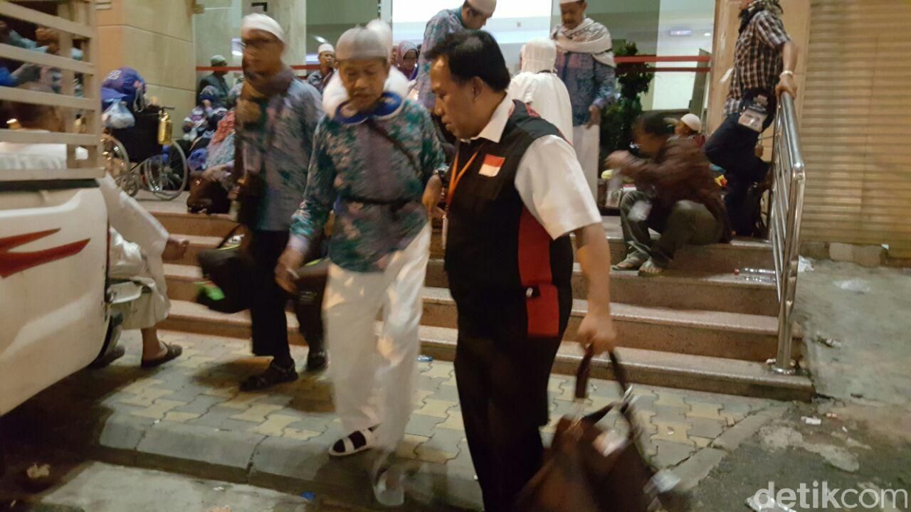 Membantu menggotong tas (Foto: Rachmadin Ismail/detikcom)