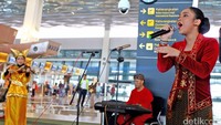Tim paduan suara saat menghibur penumpang di Terminal 3 Bandara Soekarno Hatta, Tangerang, Banten, Minggu (2/10/2016).