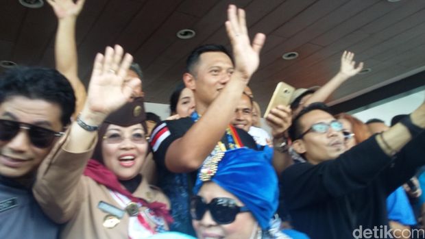 Agus Harimurti dan Sylviana Murni di Car Free Day Jakarta
