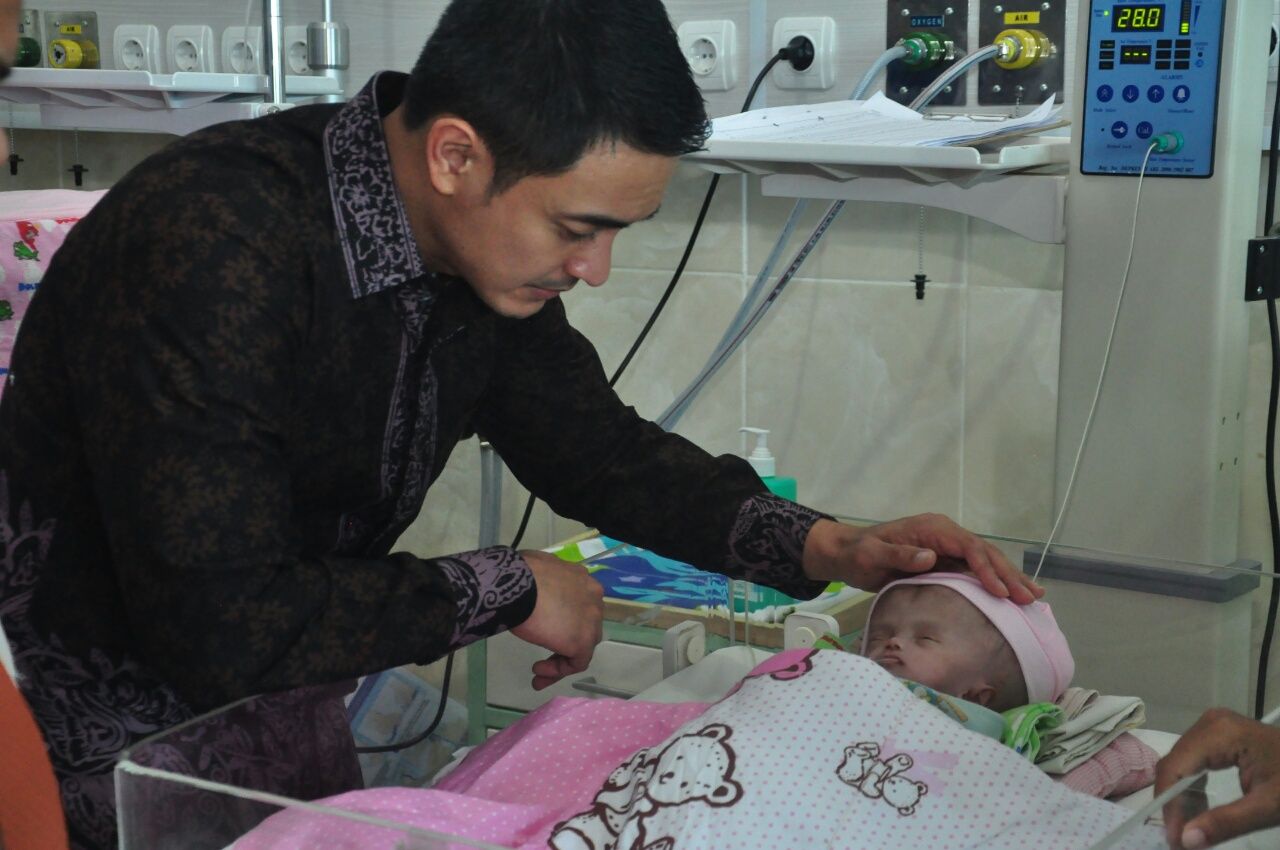 Foto: Gubernur Jambi menjenguk anak penderita Hidrosefalus (Muhamad Usman/detikcom)