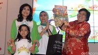 Hadirnya Menteri LHK Siti Nurbaya, karena ia ikut mendukung sebuah buku karya anak bangsa yang bertemakan cinta terhadap lingkungan hidup sejak dini.