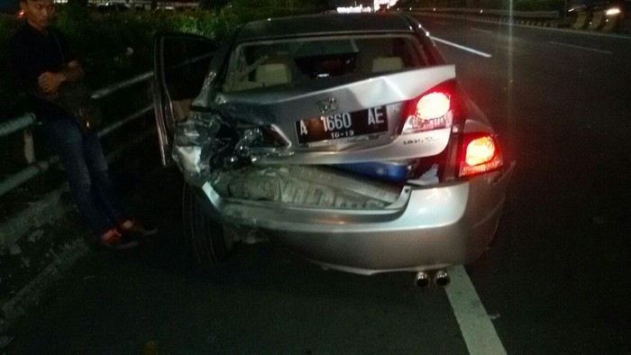 Tabrak Mobil, Xenia Milik Polantas Jaktim Terguling di Tol Dalkot