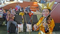 Mereka kompak menyanyikan lagu-lagu daerah.