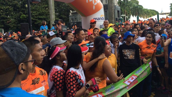 Didampingi SBY dan Hatta, Cagub DKI Agus Yudhoyono Lari Bareng Warga di CFD