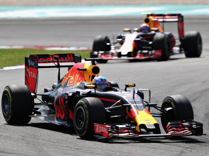 Ricciardo Juaranya, Red Bull 1-2, Hamilton Gagal Finis