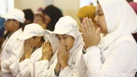 Sejumlah dokter kecil yang hadir, nampak sangat khidmat saat memanjatkan doa.
