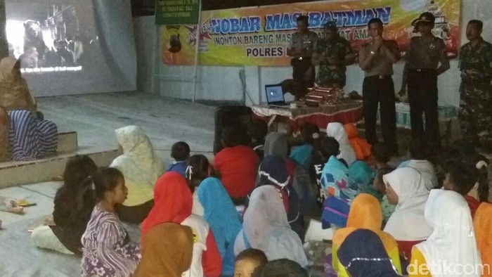TNI dan Polri Kumpulkan Anak-anak Desa Tengger Nonton Layar Tancap