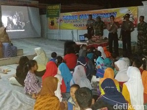 TNI dan Polri Kumpulkan Anak-anak Desa Tengger Nonton Layar Tancap