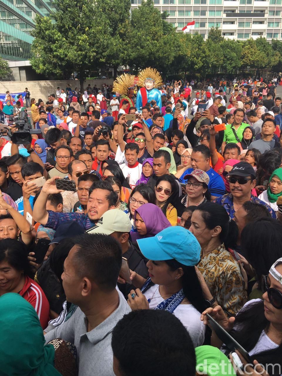 Agus Harimurti dan Sylviana Murni di Car Free Day Jakarta