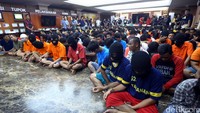 43 orang ditahan dan dijadikan tersangka.