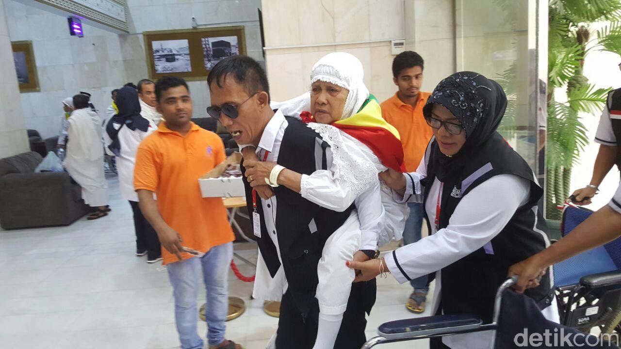 Semangat menggendong jemaah (Foto: Rachmadin Ismail/detikcom)