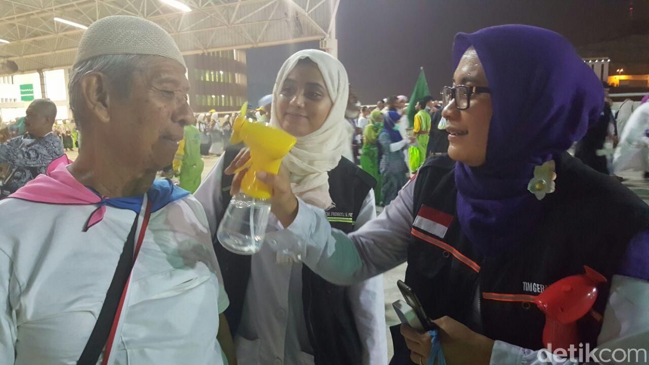 Menyemprot jemaah agar sehat (Foto: Rachmadin Ismail/detikcom)