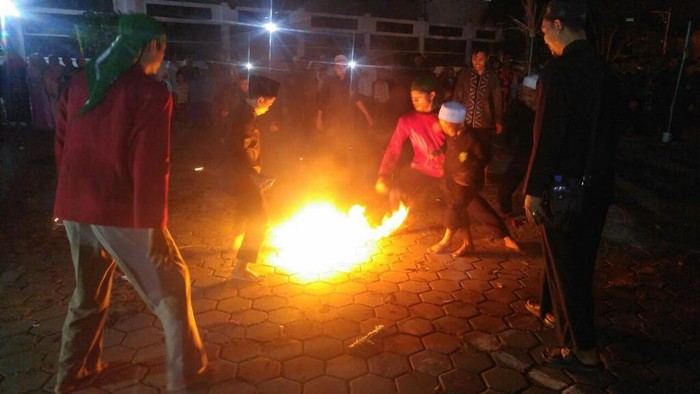 Serunya Main Sepak Bola Api di Semarang untuk Peringati Tahun Baru Islam