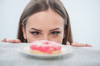 Dengan 10 Trik Ini Anda Masih Bisa Ngemil Meski Sedang Diet