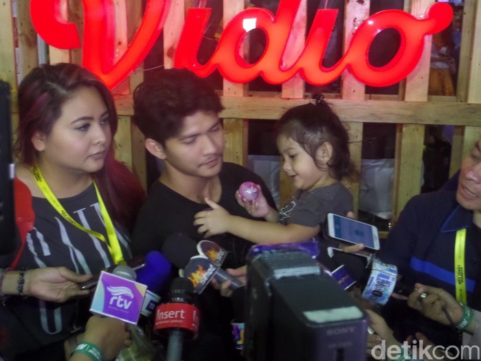 Tak Pulang 2 Bulan, Iko Uwais Takut Sang Anak Lupa Ayahnya