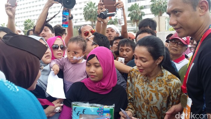 Saat Agus Harimurti dan Sylviana Dimintai Tolong oleh Warga untuk Berobat