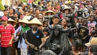 Ribuan masyarakat Banyuwangi memadati Desa Alasmalang, Kecamatan Singojuruh, Banyuwangi. Mereka menonton ritual adat Kebo-Keboan (Ardian Fanani/detikTravel)