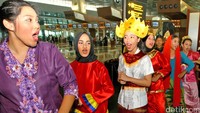 Tak hanya menyanyi, tim paduan suara ini juga kompak menari bersama.