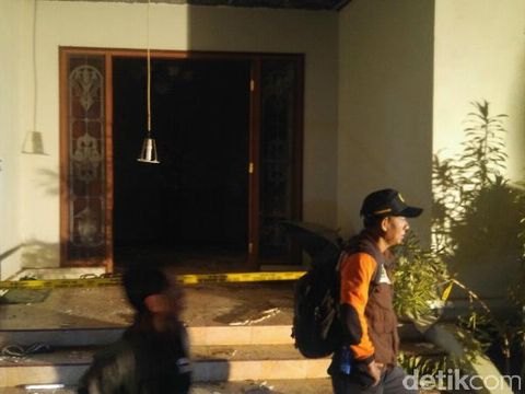 Kondisi rumah yang terkena longsor (Foto: Angling Aditya Purbaya/detikcom)
