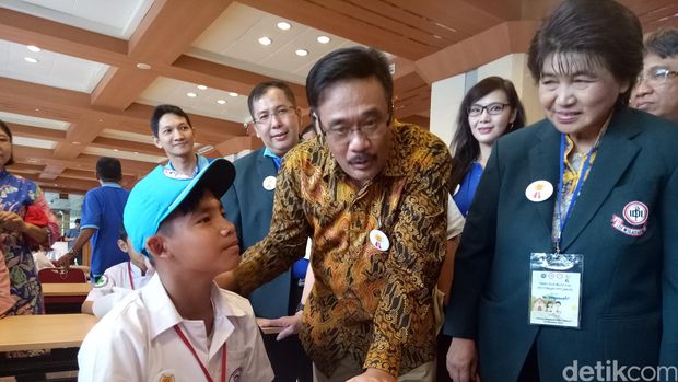 Djarot berinteraksi dengan para dokter cilik