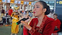 Di hari Kesaktian Pancasila, PT Angkasa Pura II hadirkan kejutan di Terminal 3 Bandara Soekarno Hatta dengan menghadirkan sejumlah tim paduan suara.