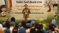 Djarot pun mengimbau agar anak-anak bisa turun langsung ke tempat-tempat yang belum bersih untuk memberi contoh membuang sampah pada tempatnya dan bagaimana menjaga lingkungan sekitar.